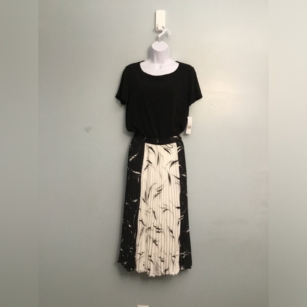 Donna Morgan Classic Black Short Sleeve dress